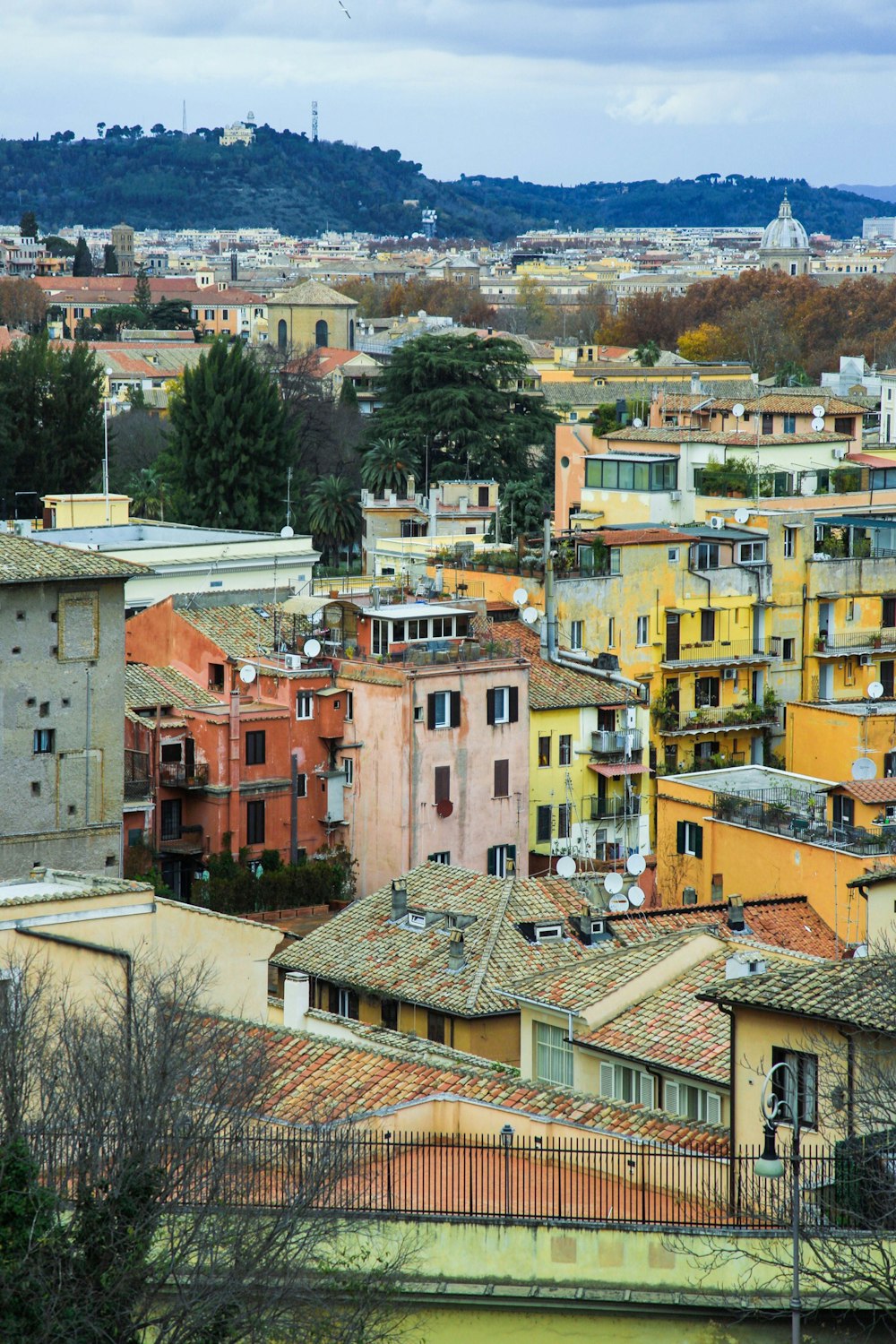 Foto de ángulo alto de casas de colores variados