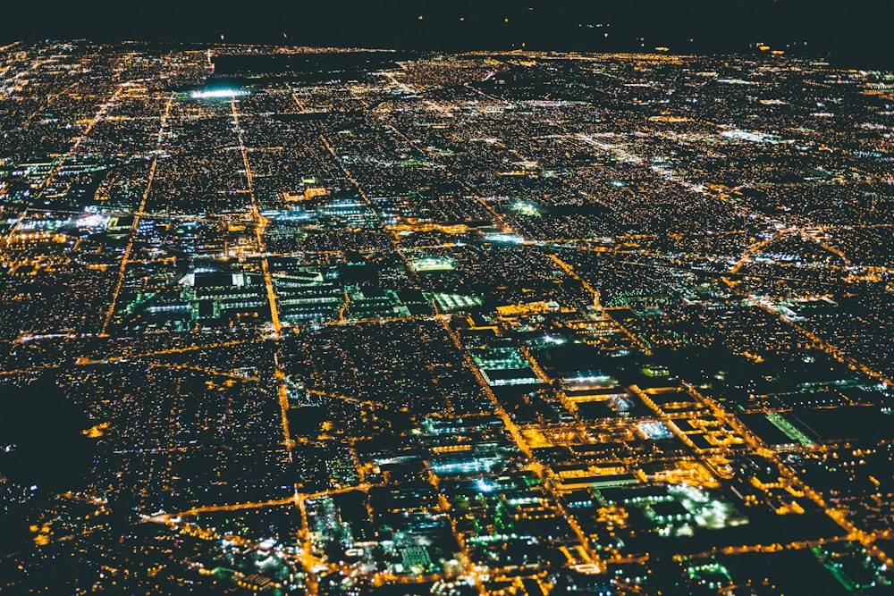 Vista aérea de la ciudad durante la noche