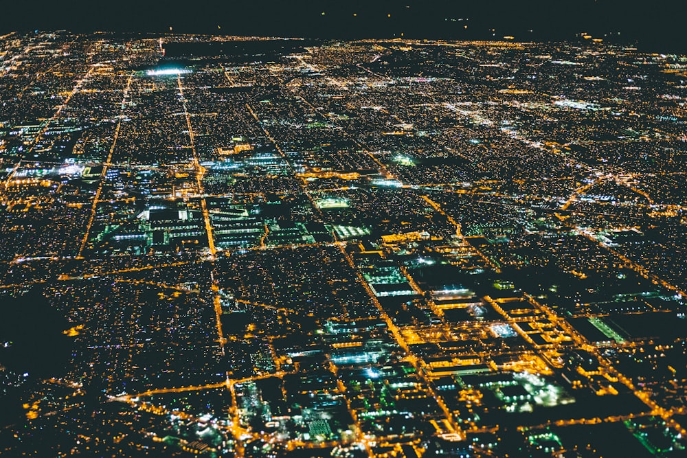 Veduta aerea della città durante la notte