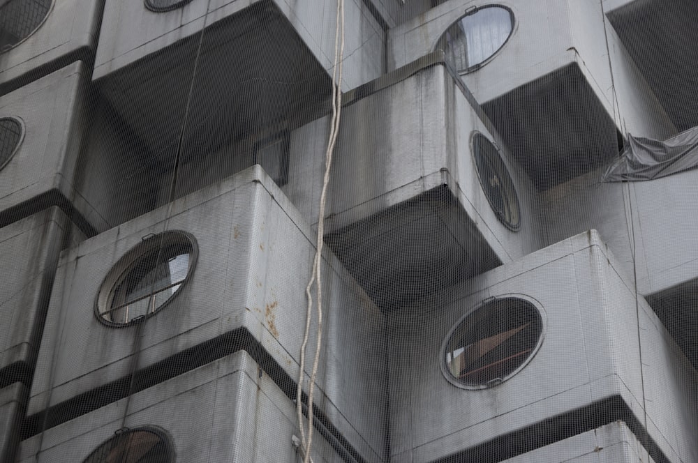 Un edificio molto alto con molte finestre