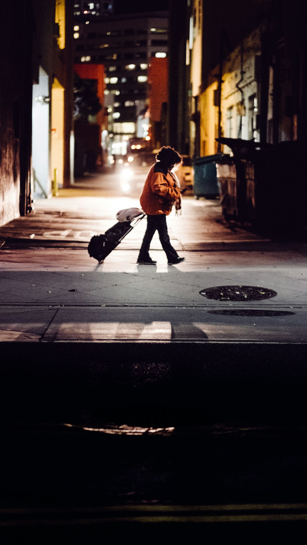 niño de pie mientras lleva equipaje