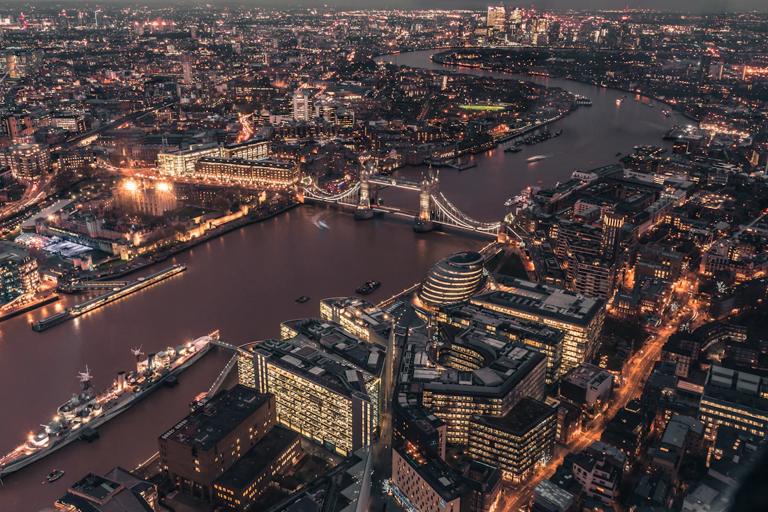 Visitantes paseando por Londres