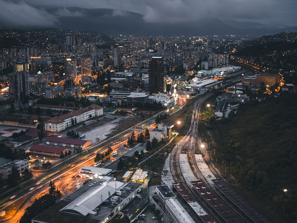 Foto de la ciudad durante la noche