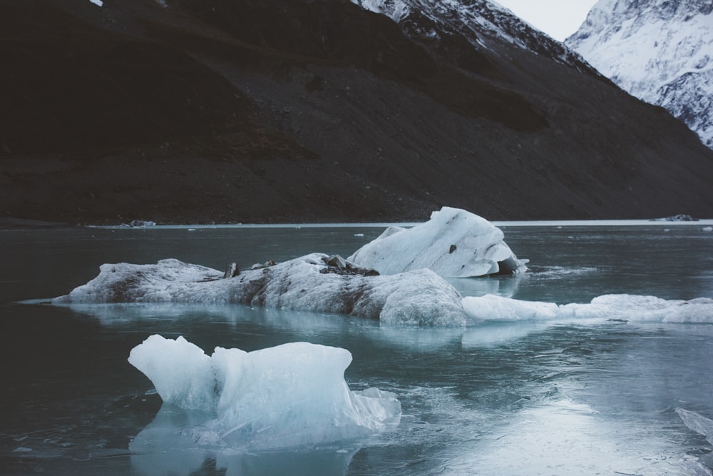 Glace sur le plan d’eau pendant la journée