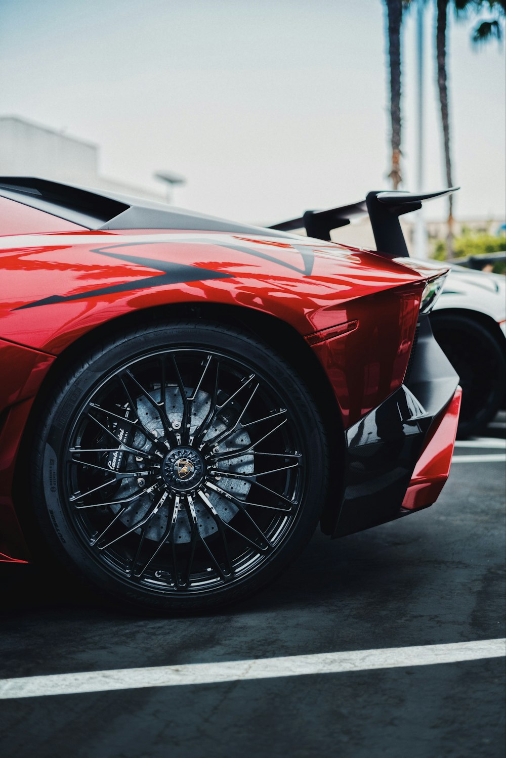 schwarz-roter Lamborghini Aventador SV hinten links