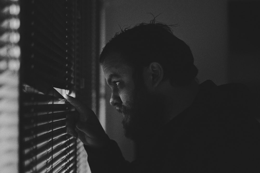 uomo che guarda alla finestra