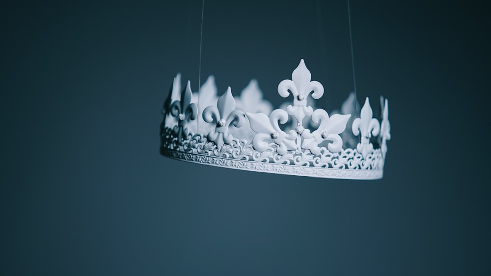 flacher Fokus Fotografie weiße Krone hängendes Dekor