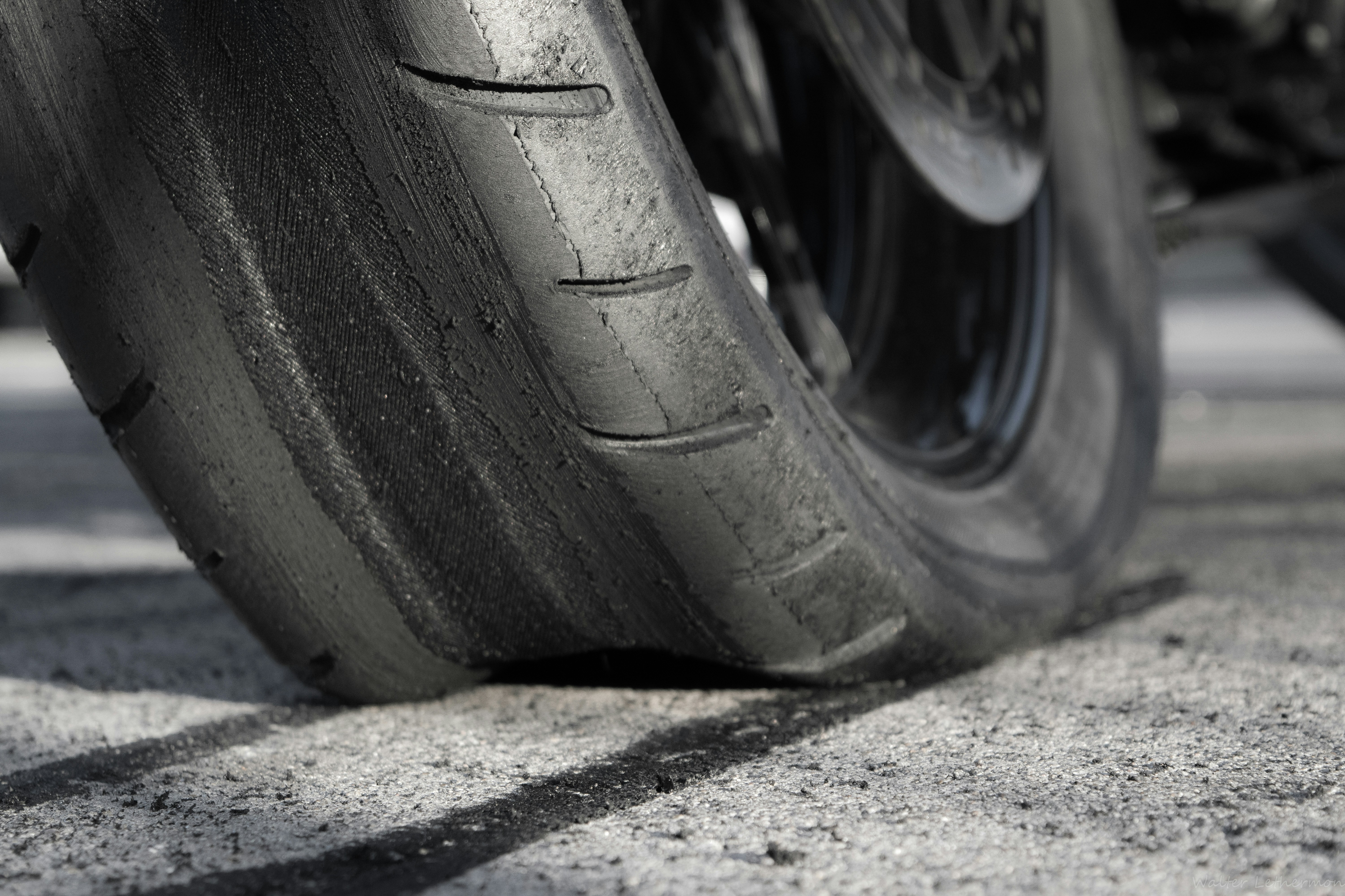 Indicador de Desgaste da Banda de Rodagem (TWI) em um pneu de motocicleta