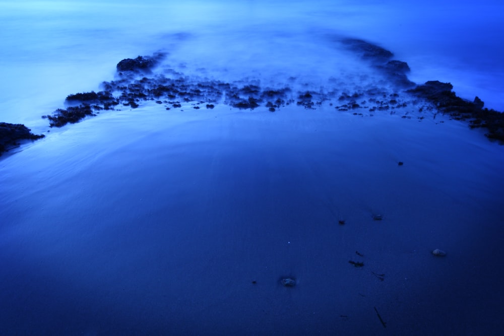 Une vue aérienne d’un océan bleu la nuit