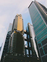 Modernes Bürogebäude in Kuala Lumpur mit klaren Linien und goldenen Akzenten.