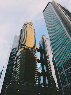 Modernes Bürogebäude in Kuala Lumpur mit klaren Linien und goldenen Akzenten.