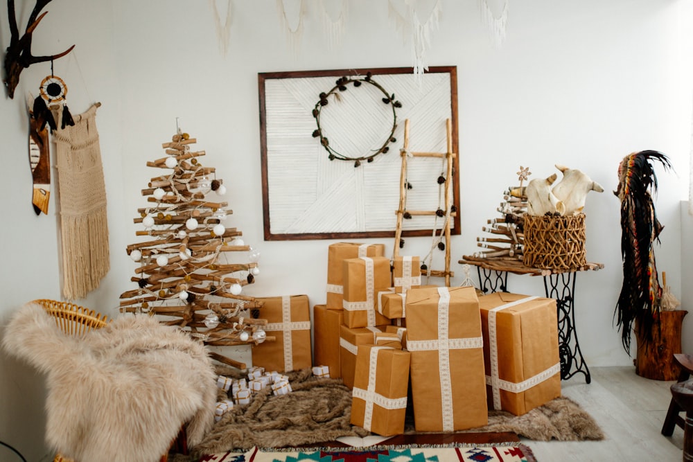 cartone marrone marrone accanto all'albero di Natale marrone all'interno della stanza durante il giorno