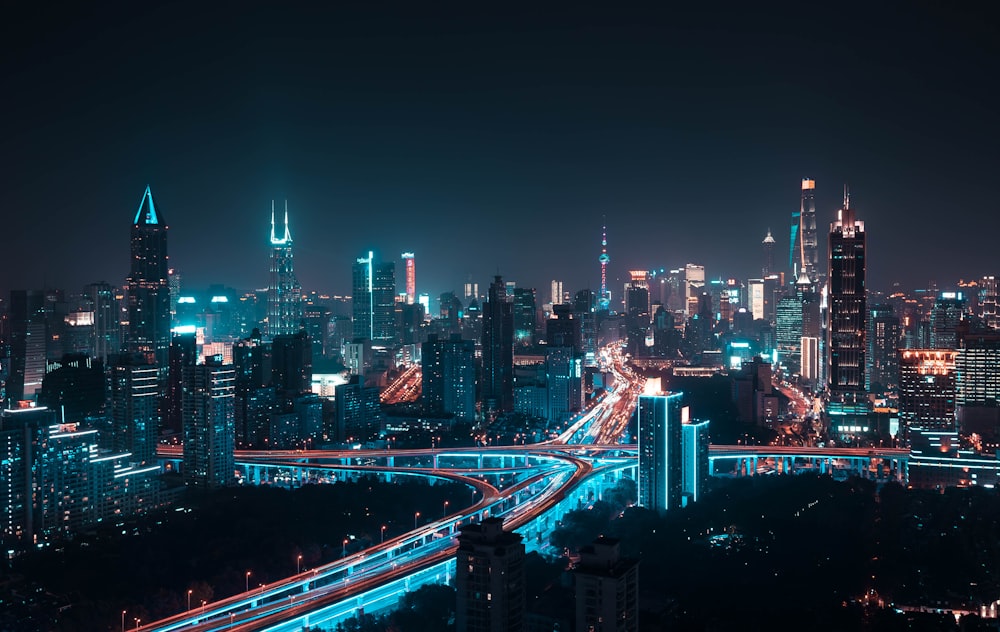 Photographie aérienne de bâtiments urbains éclairés la nuit