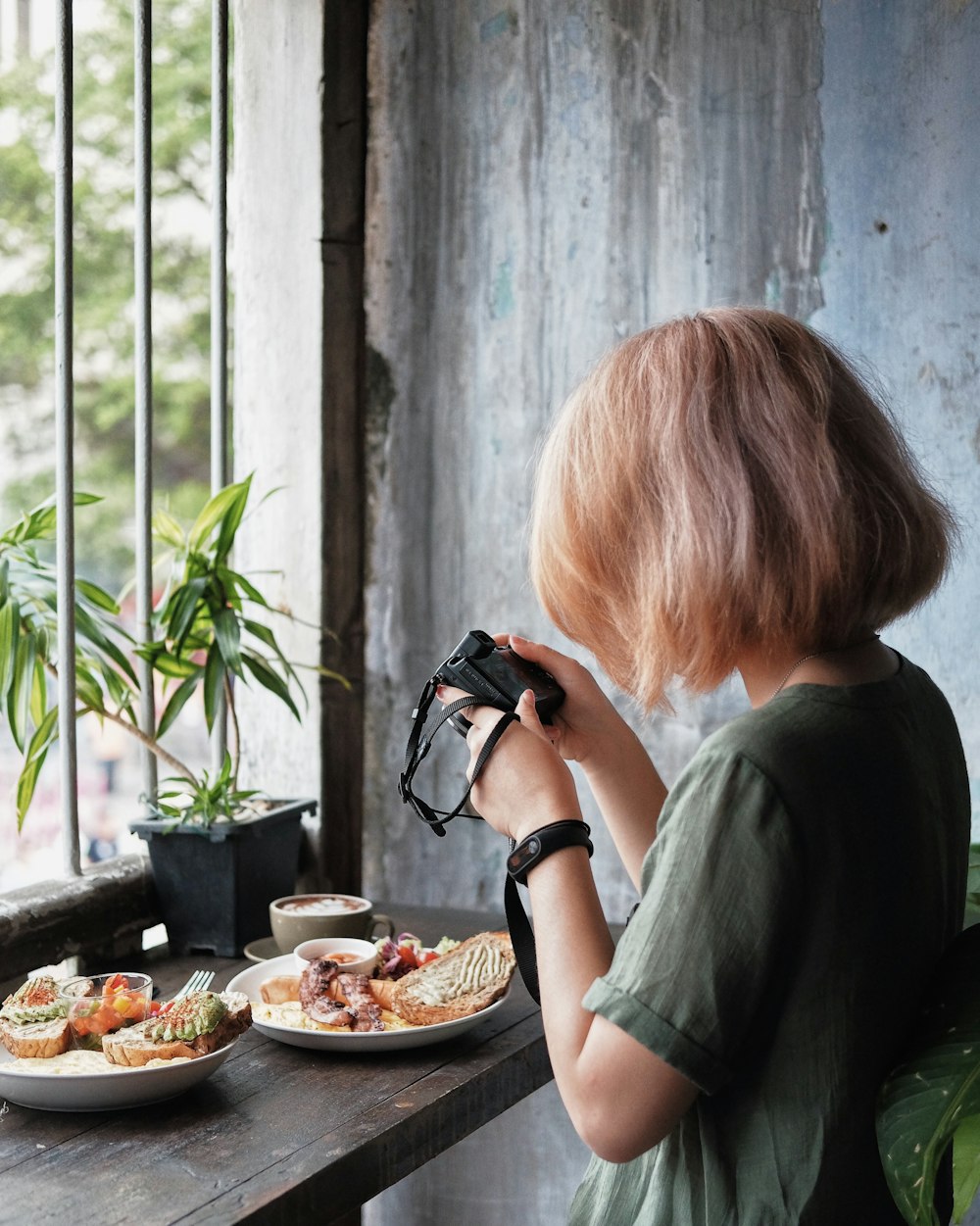 femme prenant une photo de nourriture