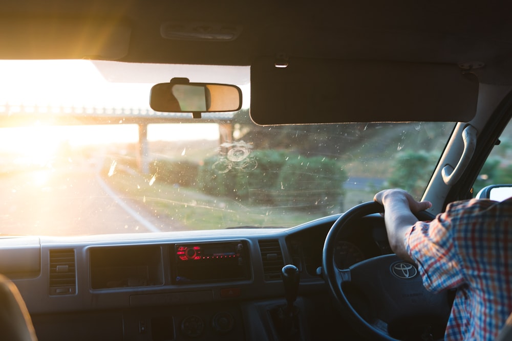 Person, die ein Toyota-Fahrzeug fährt