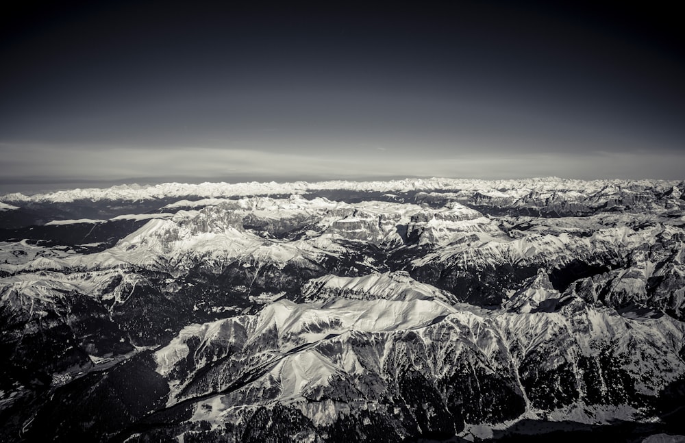 Fotografia aerea e in scala di grigi delle montagne glaciali