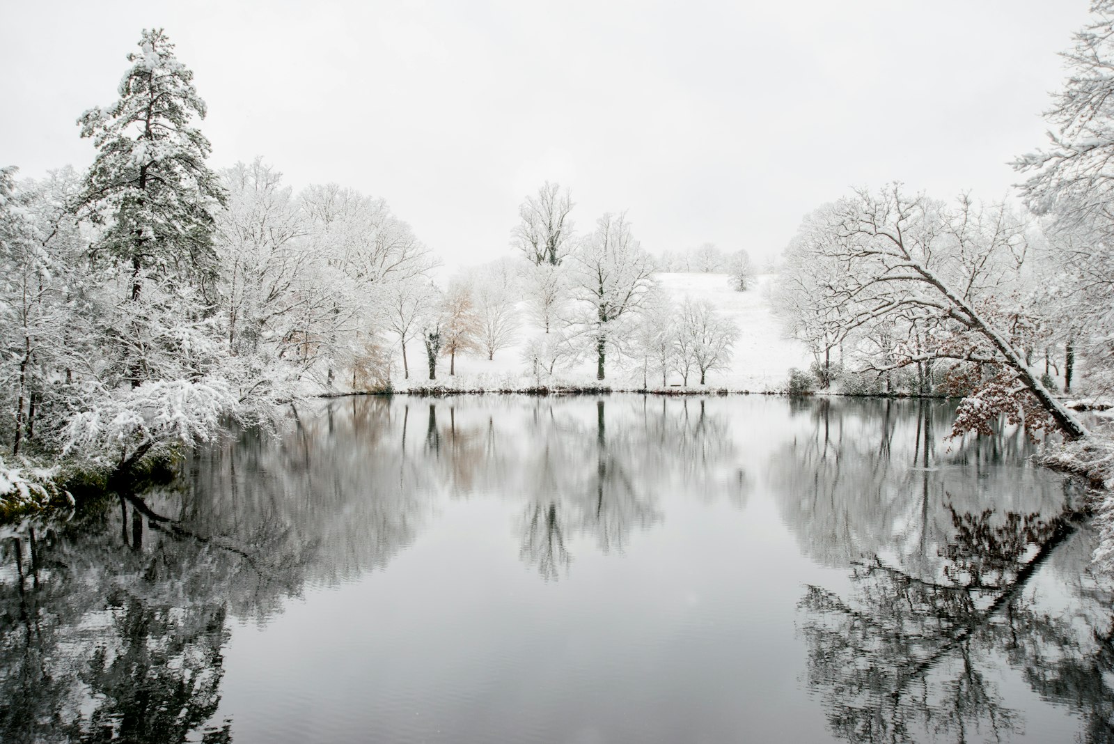 Nikon D800 + AF Zoom-Nikkor 24-120mm f/3.5-5.6D IF sample photo. Body of water surrounded photography