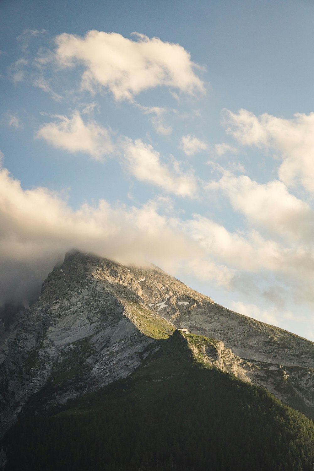 Foto de ángulo bajo de la montaña