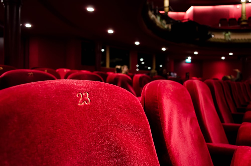 Assento de cinema vermelho número 23