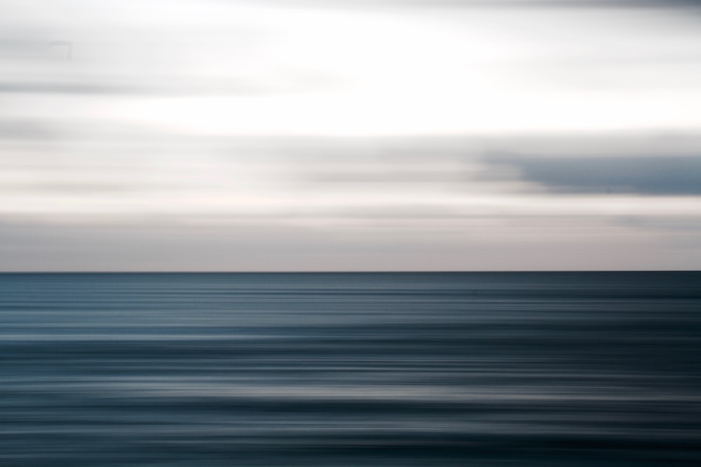 Cuerpo de agua bajo el cielo blanco