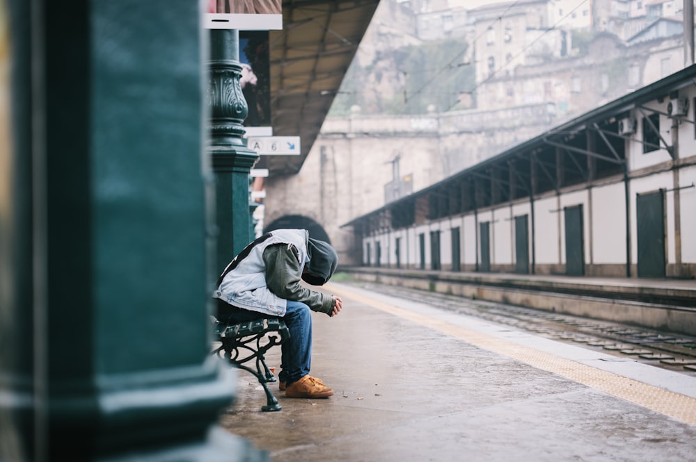 homme assis sur un banc