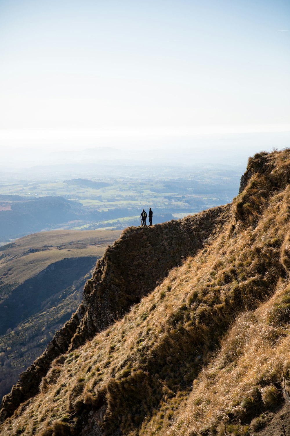vista con vistas a las montañas y dos personas de pie
