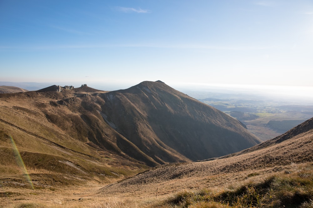 Wahrzeichenfotografie von Brown Mountain bei Tag