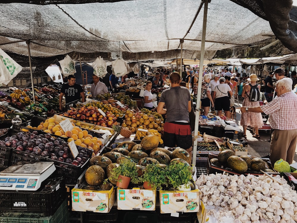 Grupo de personas en el mercado de verduras