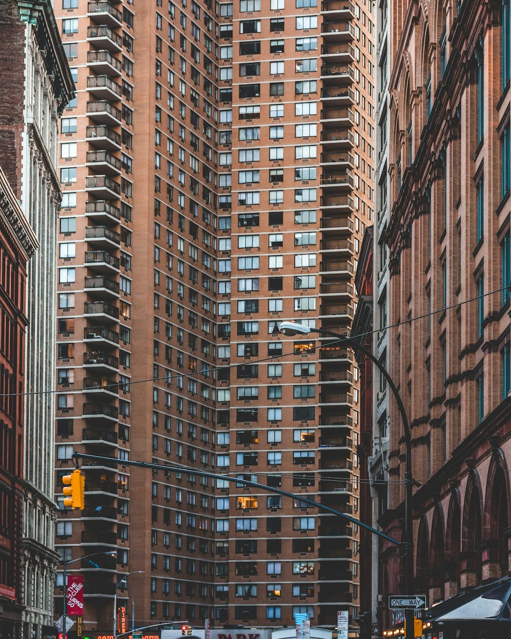 茶色の高層ビルのローアングル写真