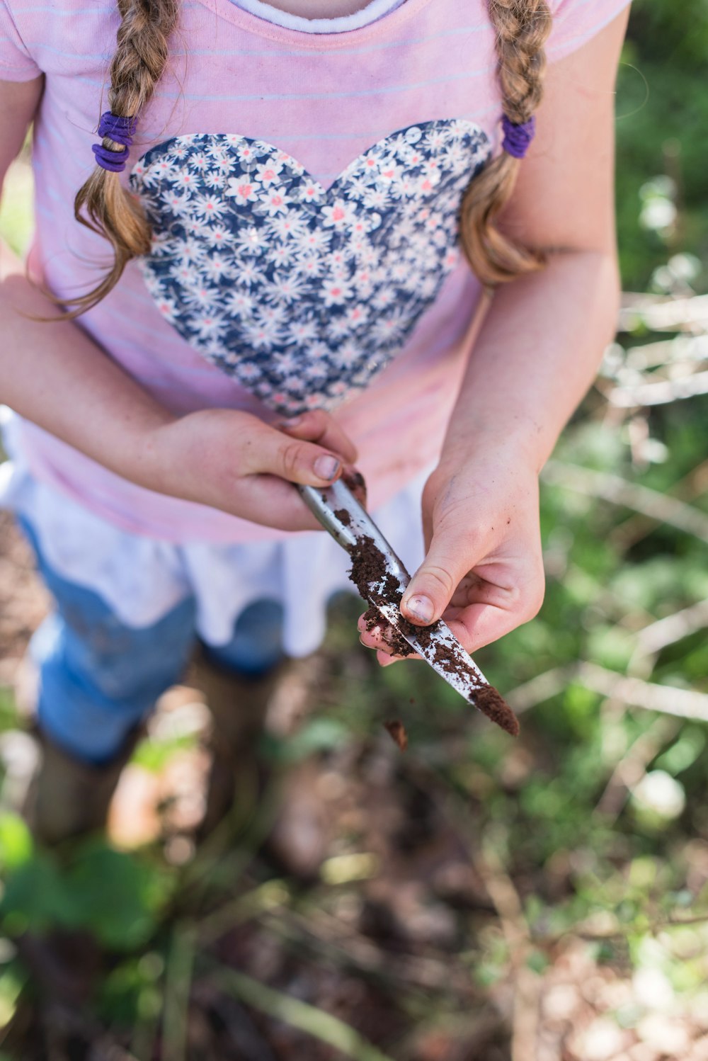 woman holding gray knife with soils