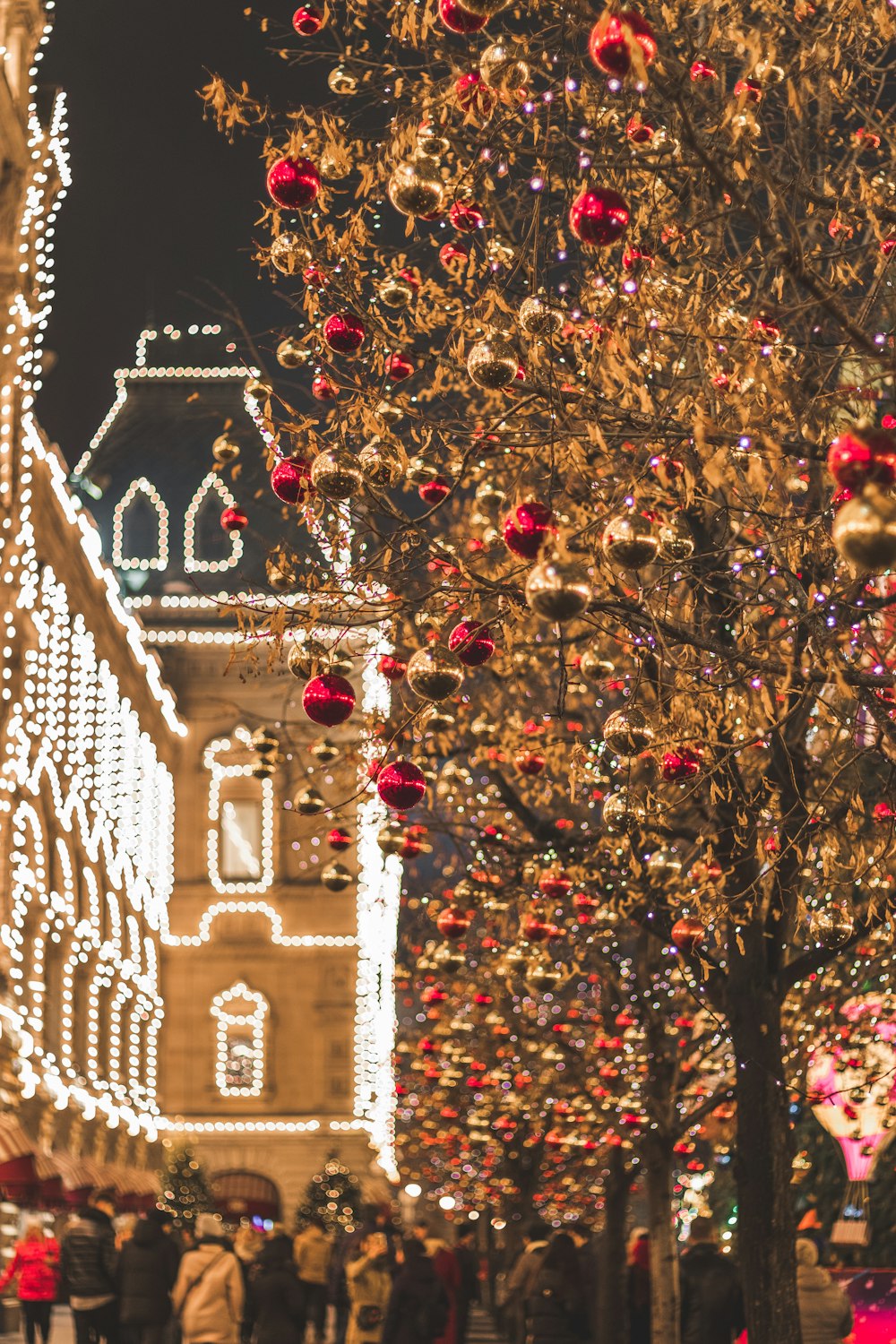 photo en gros plan d’un arbre avec des boules de Noël