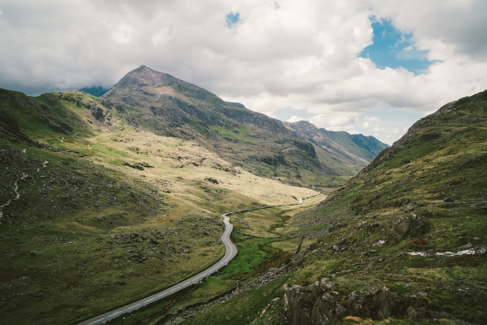 fotografia di paesaggio di Wining Road tra le montagne