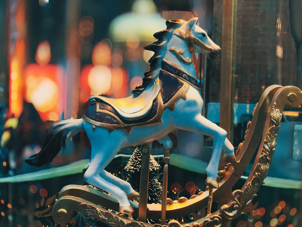 foto de foco seletivo do carrossel de cavalo azul