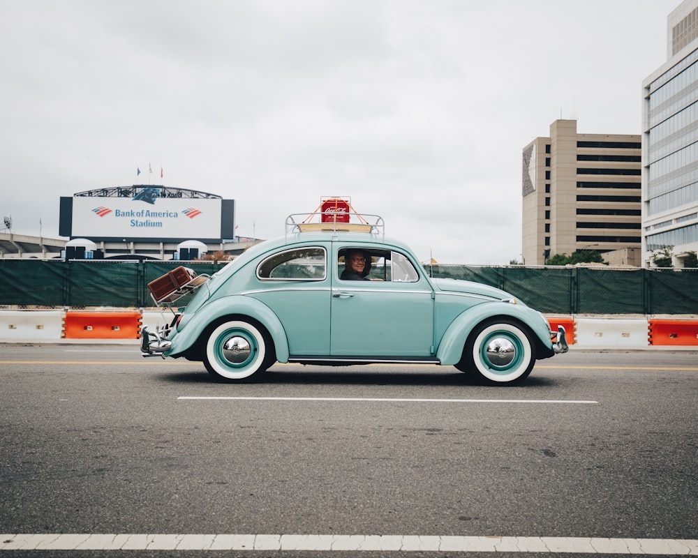 Coche Volkswagen Beetle verde azulado en carretera