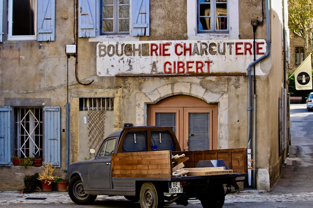 camion devant le magasin pendant la journée