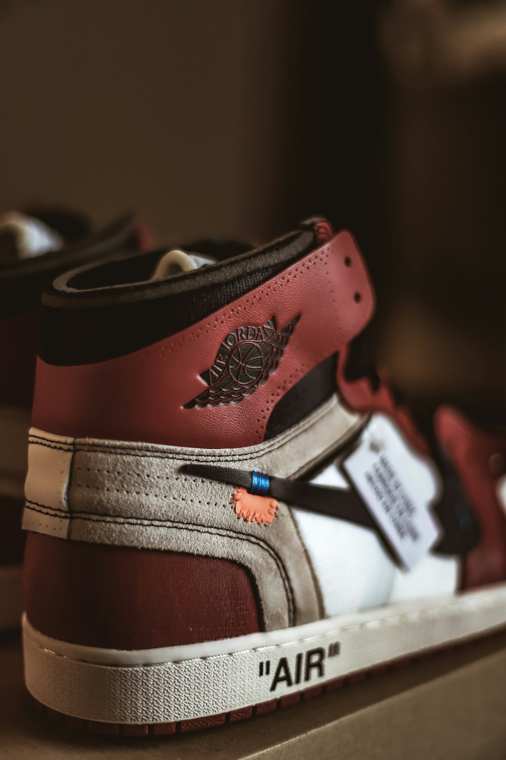 Paar rot-weiße Air Jordan 1