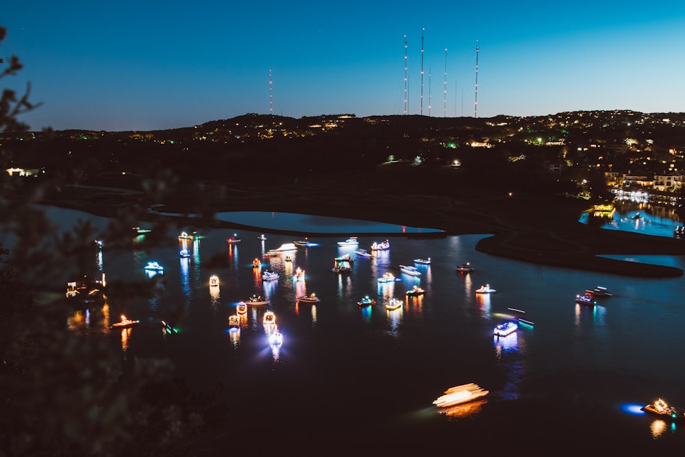 Vista aérea de barcos durante la noche