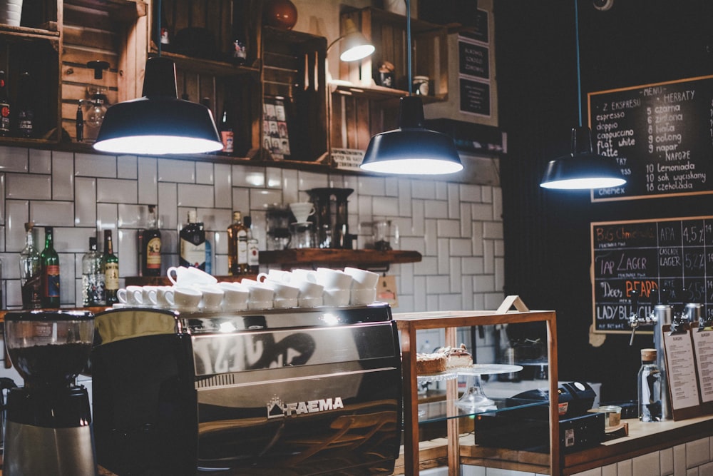 Photo en niveaux de gris de lampes suspendues éclairées