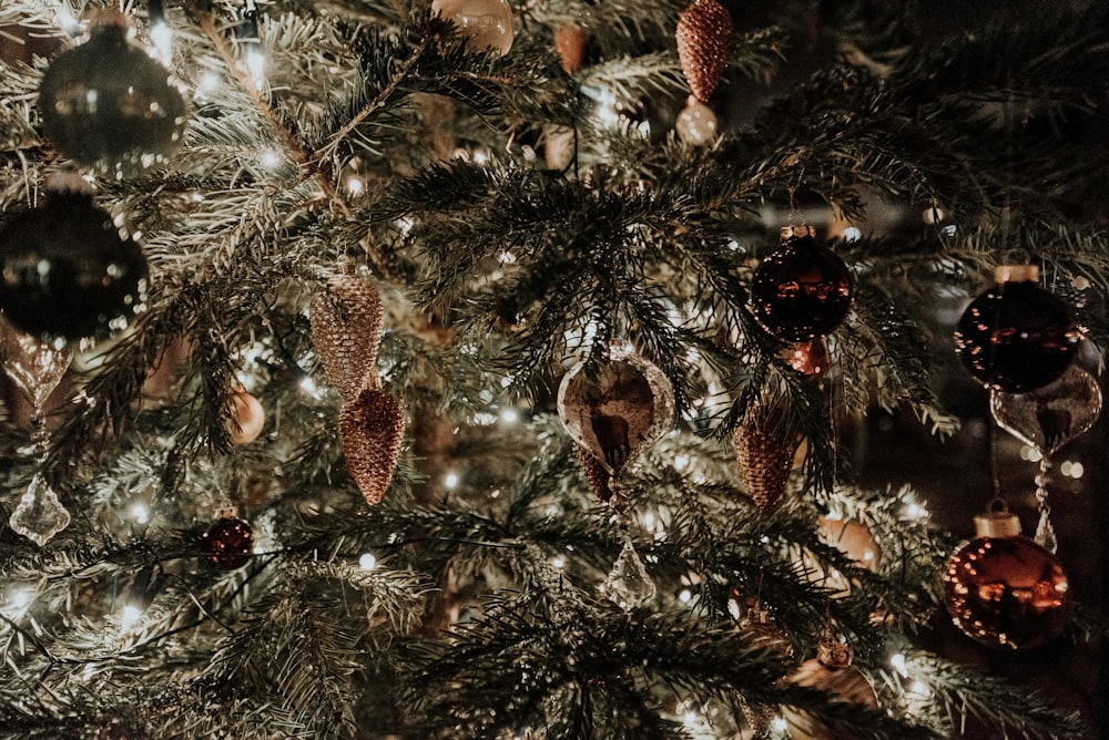 sapin de Noël vert illuminé avec des boules rouges