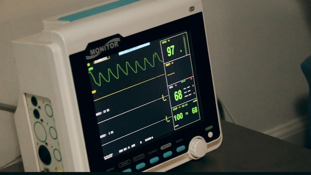 monitor digital de latidos cardíacos en blanco y negro con una pantalla de 97