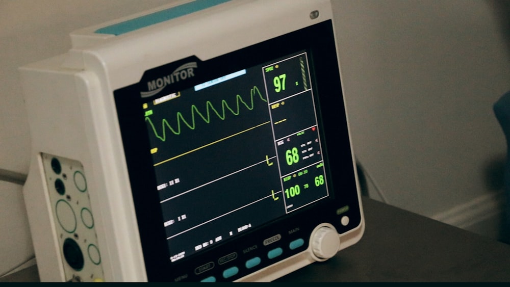 Moniteur de rythme cardiaque numérique noir et blanc à l’écran 97