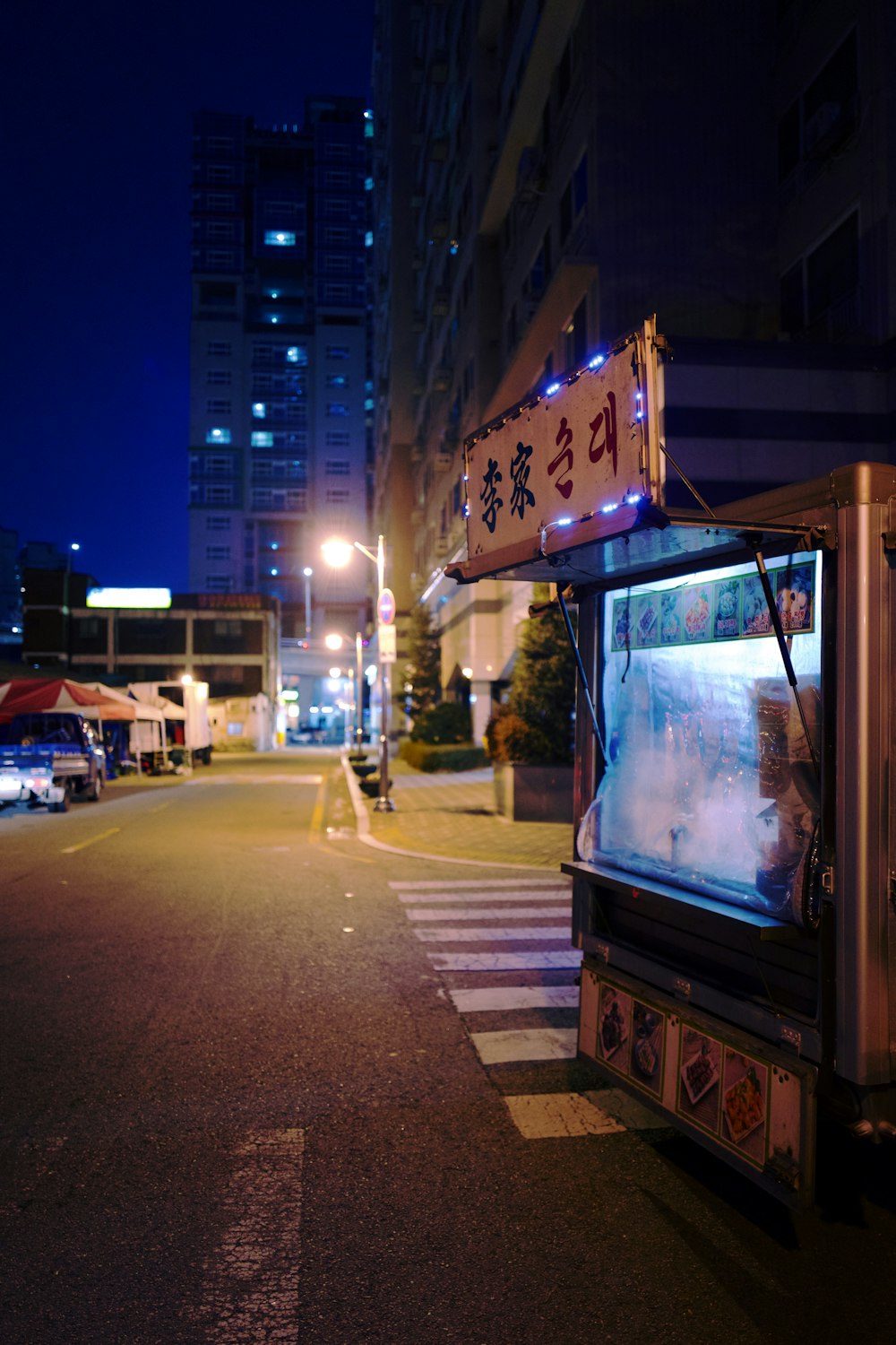 photography of food kiosk