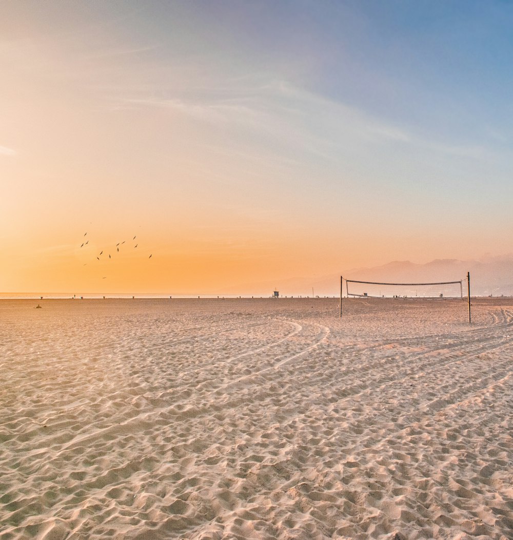 Foto de la red de voleibol en la arena