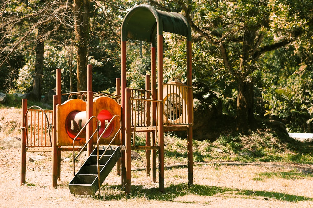 Braunes und orangefarbenes Outdoor-Spielset für Kleinkinder