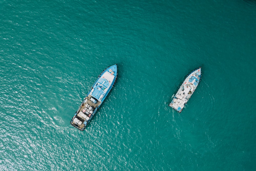 海上に浮かぶ2隻のヨット