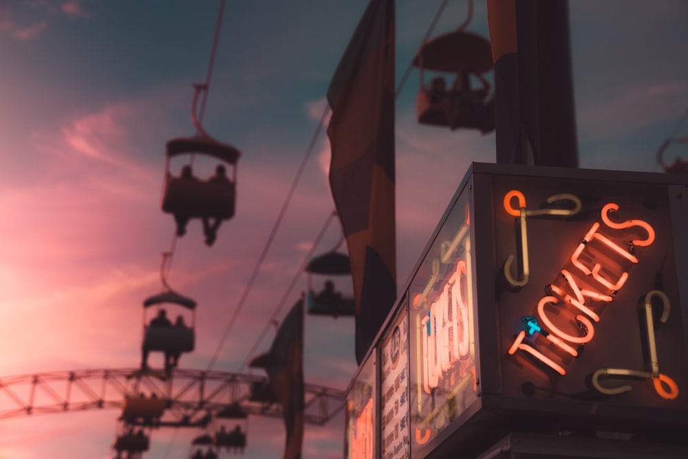 mise au point de la photographie de la signalisation lumineuse au néon des billets