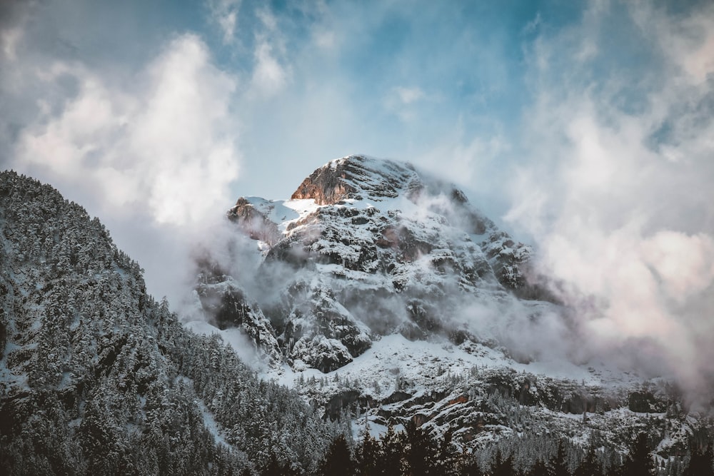 Montanha marrom coberta de neve durante o dia