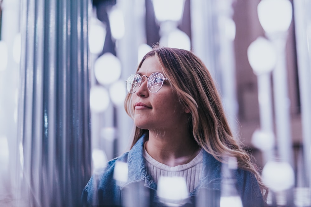 Femme en haut en jean bleu entourée de barres