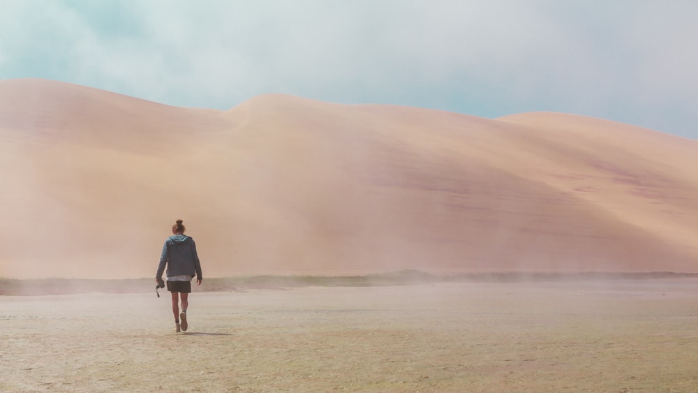 donna che cammina sul deserto