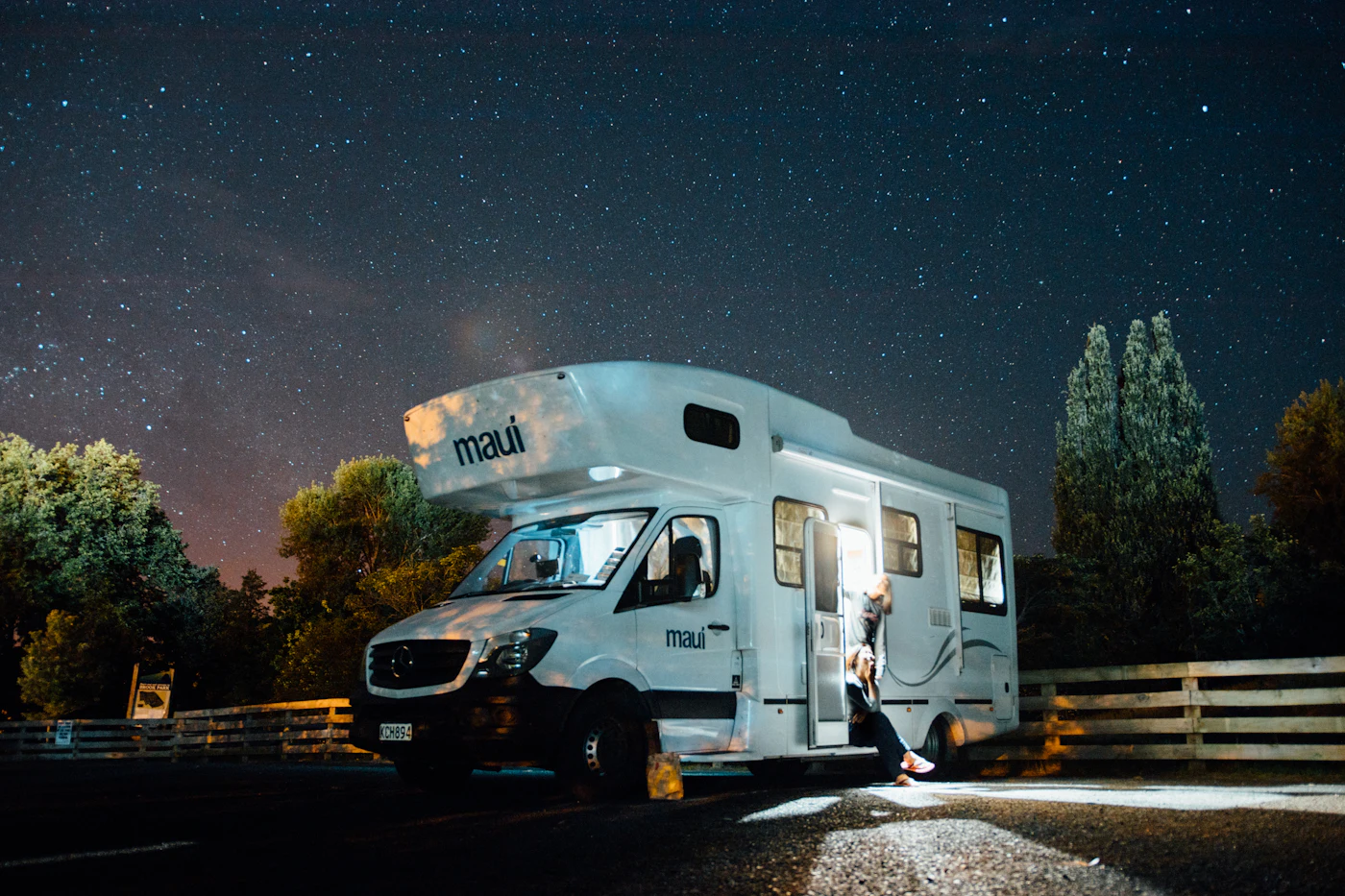 Autocaravana perfilada blanca aparcada al aire libre